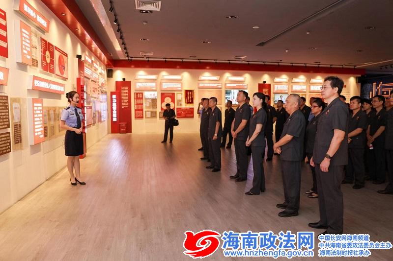 海南一中院组织干警参观警示教育基地 用反面典型深化主题教育开展